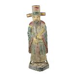 Holzfigur eines chinesischen Würdenträgers mit hohem Hut und langem Vollbart, 2. H. 20. Jh., aus