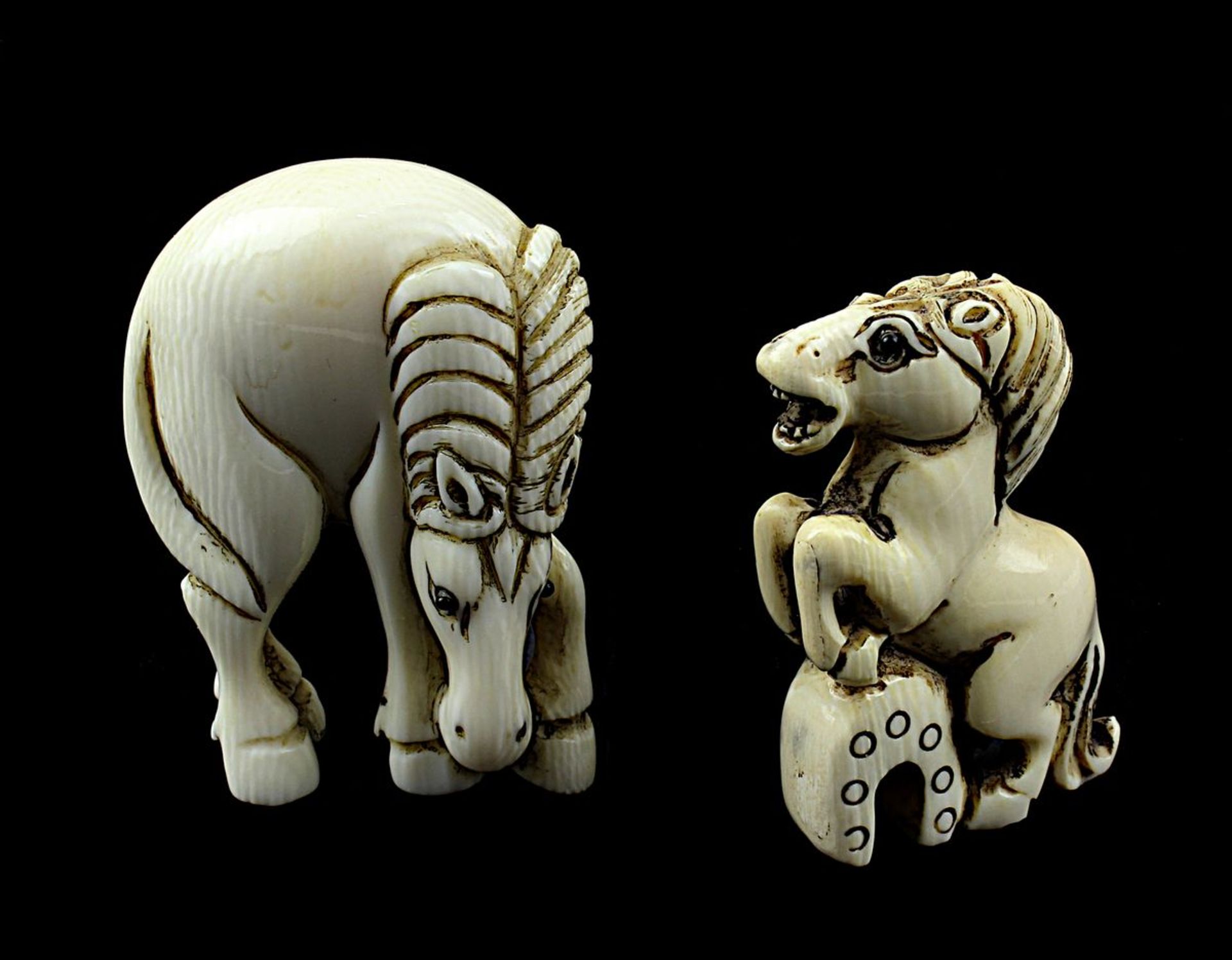 2 japanische Netsukes aus Elfenbein, 2 verschiedene Pferde, handgeschnitzte Figuren, H 4,2 bzw. 5