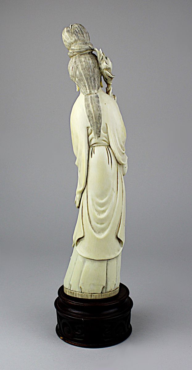 Jap. Okimono-Dame mit Blüte, Elfenbein, Meiji-Periode um 1890, fein geschnitzte Figur wohl einer - Image 3 of 4