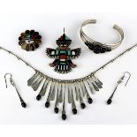 6 Indianerschmuckstücke in Silber mit Onyx und anderen Steinen, bestehend aus Armreif 6 cm,