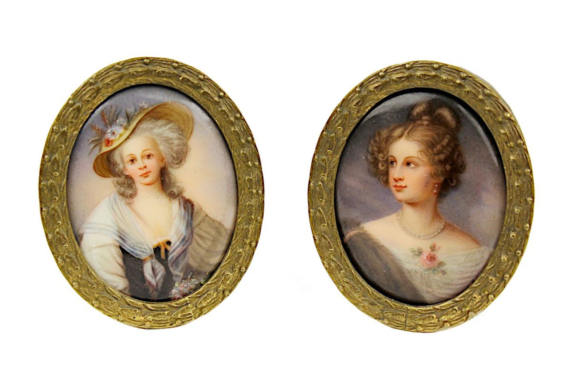 2 Miniaturen, dt. um 1880, fein polychrom gemalte Damenhalbportraits, auf Porzellan, gefasst in