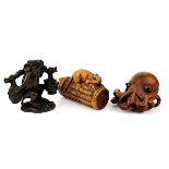 Drei Netsuke aus Buchsbaumholz, Japan Mitte 20. Jh., zweimal Rattenmotive und ein Oktopus, alle