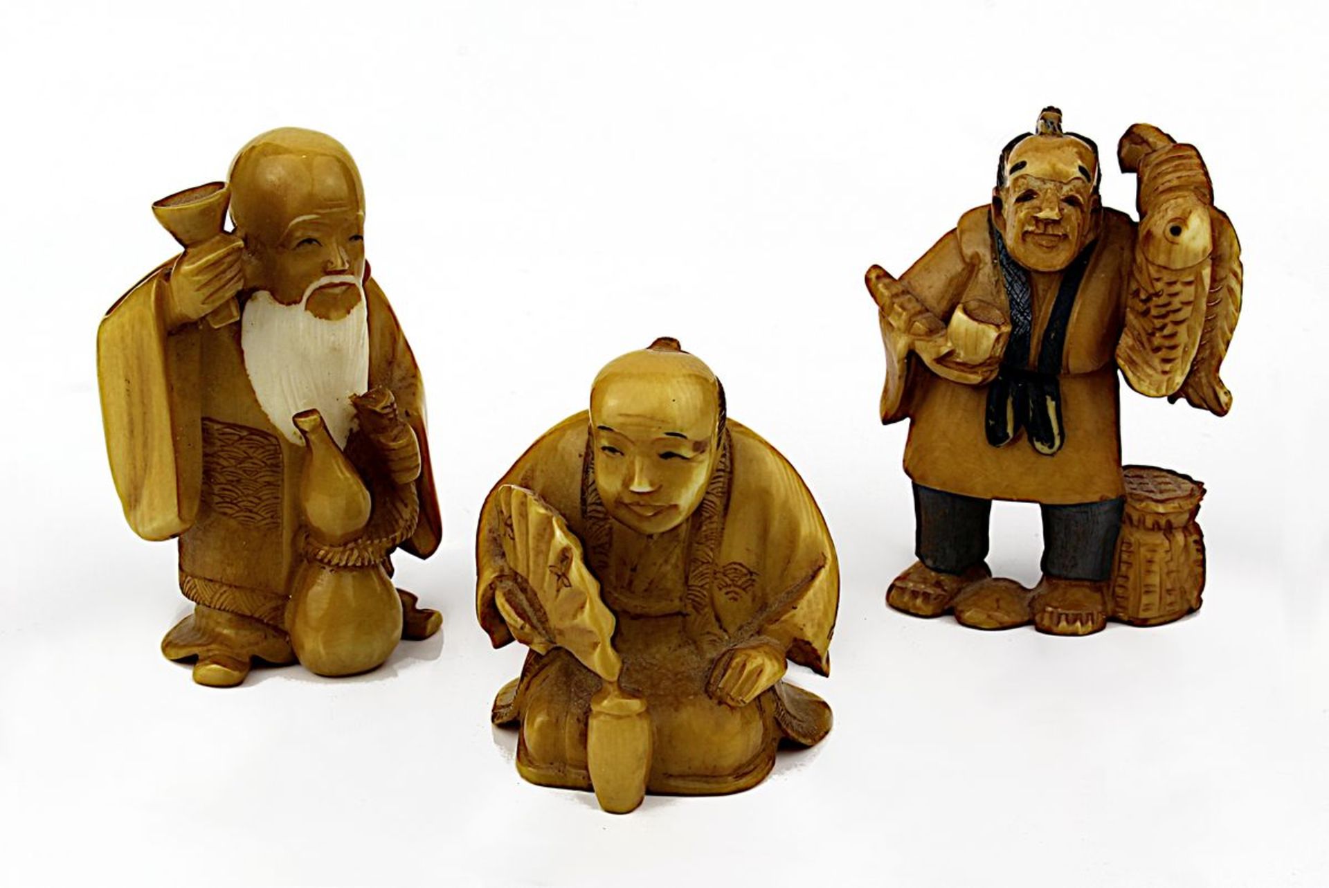 Drei Netsuke Männerdarstellungen, Elfenbein, Japan um 1920, zwei fein geschnitzte Figuren beim