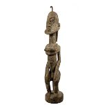 Männliche Figur der Dogon, Mali, Holz aus einem Stück geschnitzt, mit krustiger Patina, sitzende