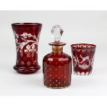 2 Becher und 1 Flacon, Böhmisches Glas um 1900: ein kleiner und ein großer Becher aus Klarglas mit