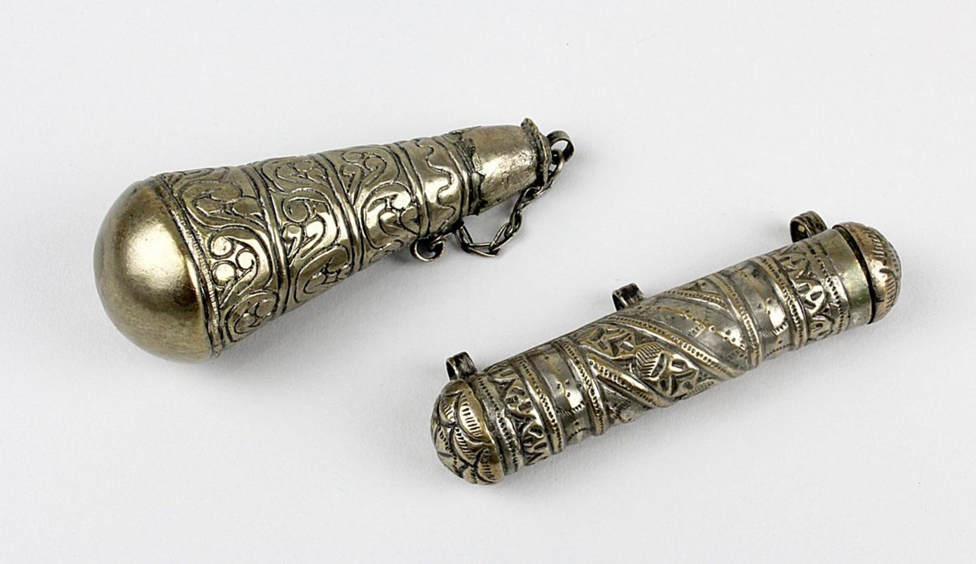 Amulett- und Kuhlbehälter, Afghanistan, um 1900, silberfarbenes Metall, ornamental verziert,