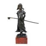 Pilar, J ( Wiener Bildhauer 1870 - 1930 ), Mädchen mit Rechen und Holzschuhen, Bronzefigur, dunkel