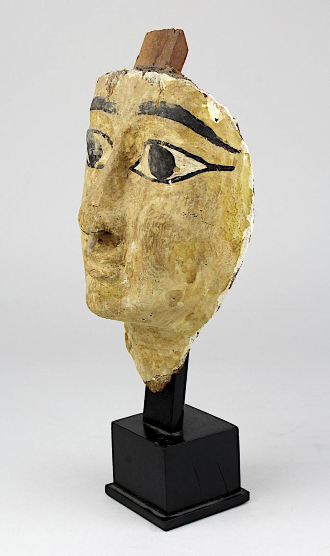 Ägyptische Sarkophagmaske, 24. Dynastie, Saitisch, ca. 8. Jh. v. Chr., Holz geschnitzt und gewlb, - Bild 2 aus 3