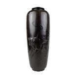 Japanische Bronzevase mit Tigermotiv, Meji-Periode um 1870, schlanke glatte Vase dunkelbraun