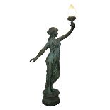 Bronzefigur Fackelträgerin als Gartenbeleuchtung, im Jugendstil, 2. H. 20. Jh., stehende Figur einer