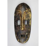 Maske wohl der Kumu / Ituri, D. R. Kongo, Holz geschnitzt und dunkel gefärbt, schmales Gesicht mit