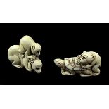 2 japanische Netsukes aus Elfenbein, Affenpaar und Affe auf Schildkröte, handgeschnitzte Figuren,