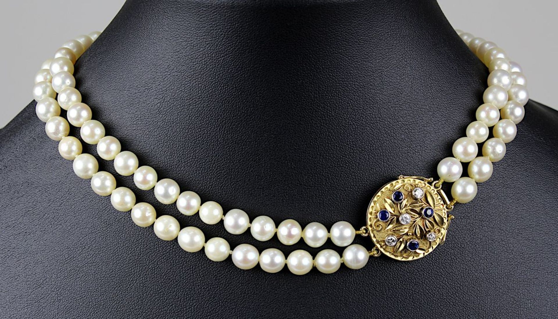 Zweireihige Perlenkette mit Gelbgold-Saphir-Brilliantverschluss, Verschluss in runder Form,