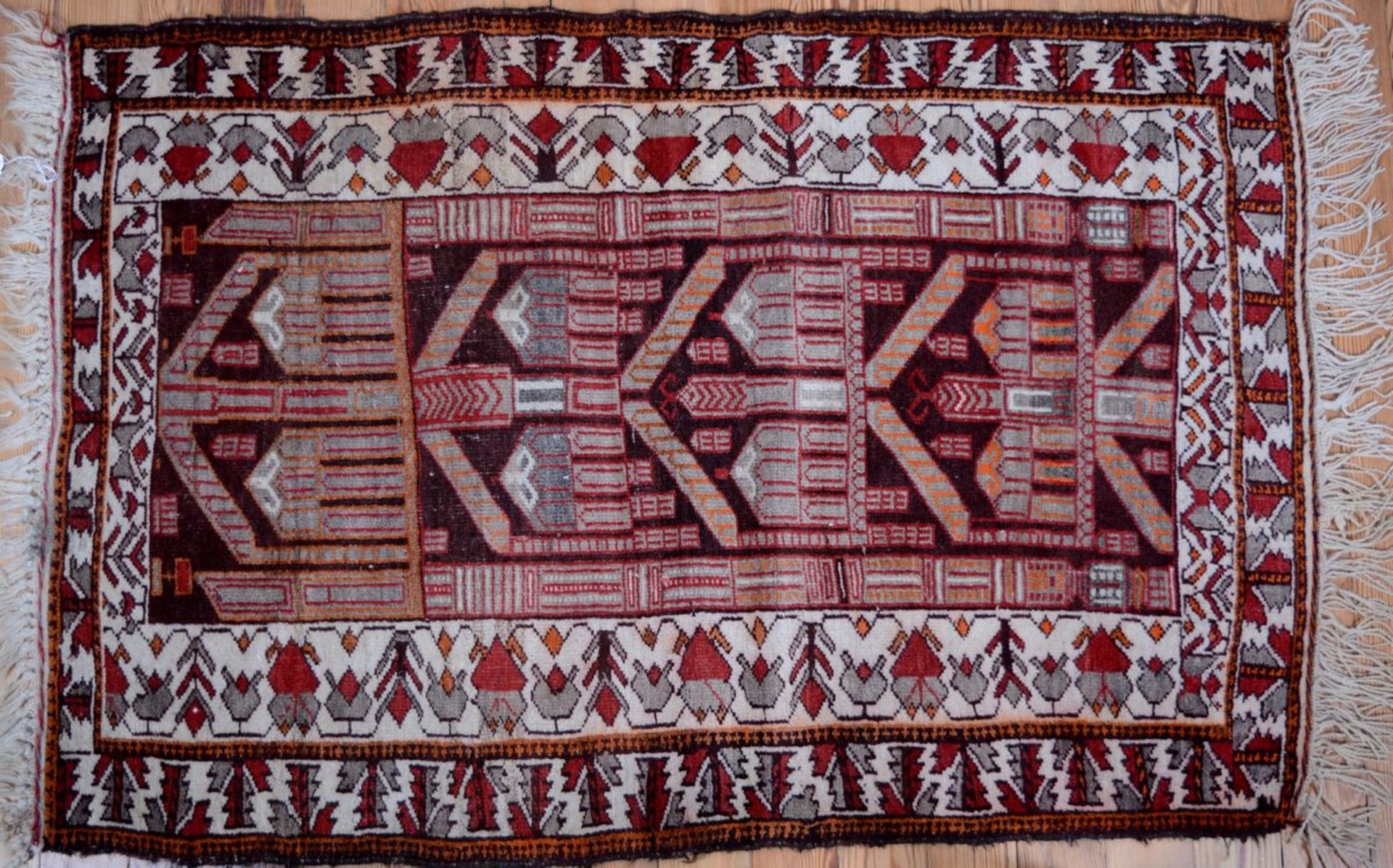 Kleine Brücke, Türkei, um 1960/70, mit geometrischer und floraler Musterung, 138 x 86 cm, Alters-