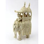 Elfenbein-Elefant mit Baldachin und Reitern, fein geschnitzt, Indien 1. H. 20. Jh., aus einem Stück,