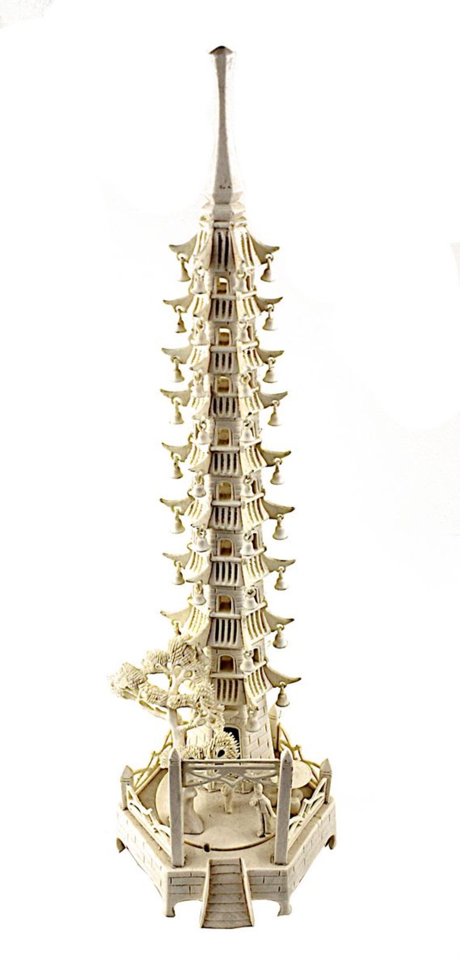 Chinesische Elfenbeinschnitzerei in Form einer Pagode mit Glöckchen, Baum und kleinen Figuren auf