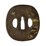 Japanisches Tsuba, 18. Jh., Eisen, rechts mit in Gold und Silber aufgelegtem Relief von Wiesenblumen