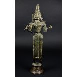 Götterstatuette, Indien wohl 16.Jh, Bronzehohlguß mit braun-grüner Patina, Figur mit vier Armen, mit