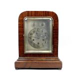 Bracket Clock, Junghans, deutsch, um 1920, für den Englischen Markt gefertigt, Mahagonigehäuse,