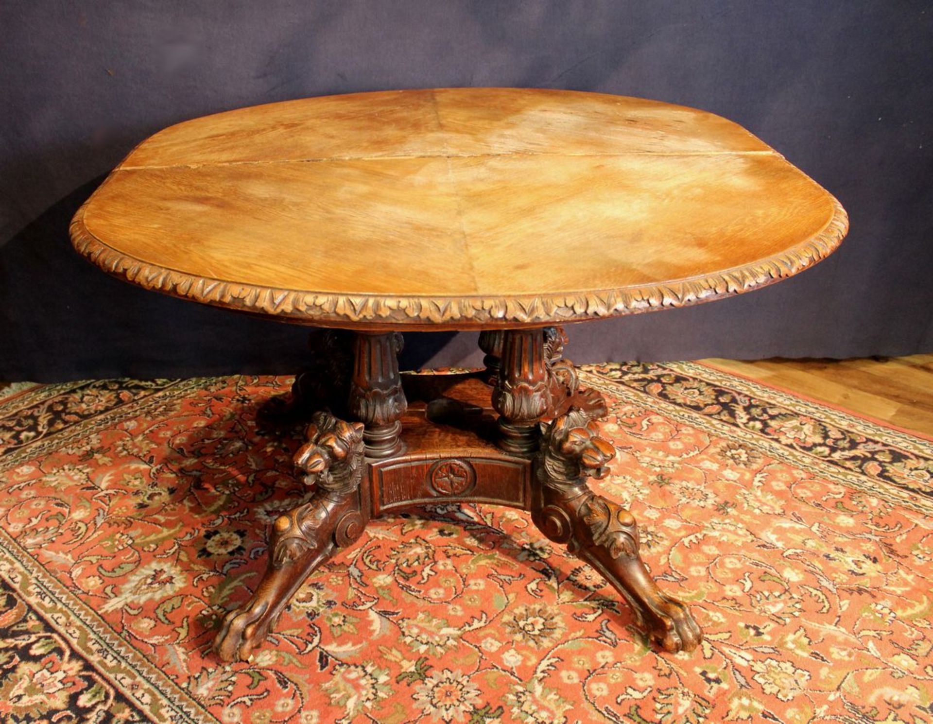 Tisch mit reich beschnitztem Fuß, deutsch um 1870, Eichenholz massiv und furniert, Platte in