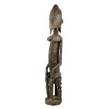 Ältere weibliche Figur der Dogon, Mali, Holz aus einem Stück geschnitzt, auf einem Hocker sitzende