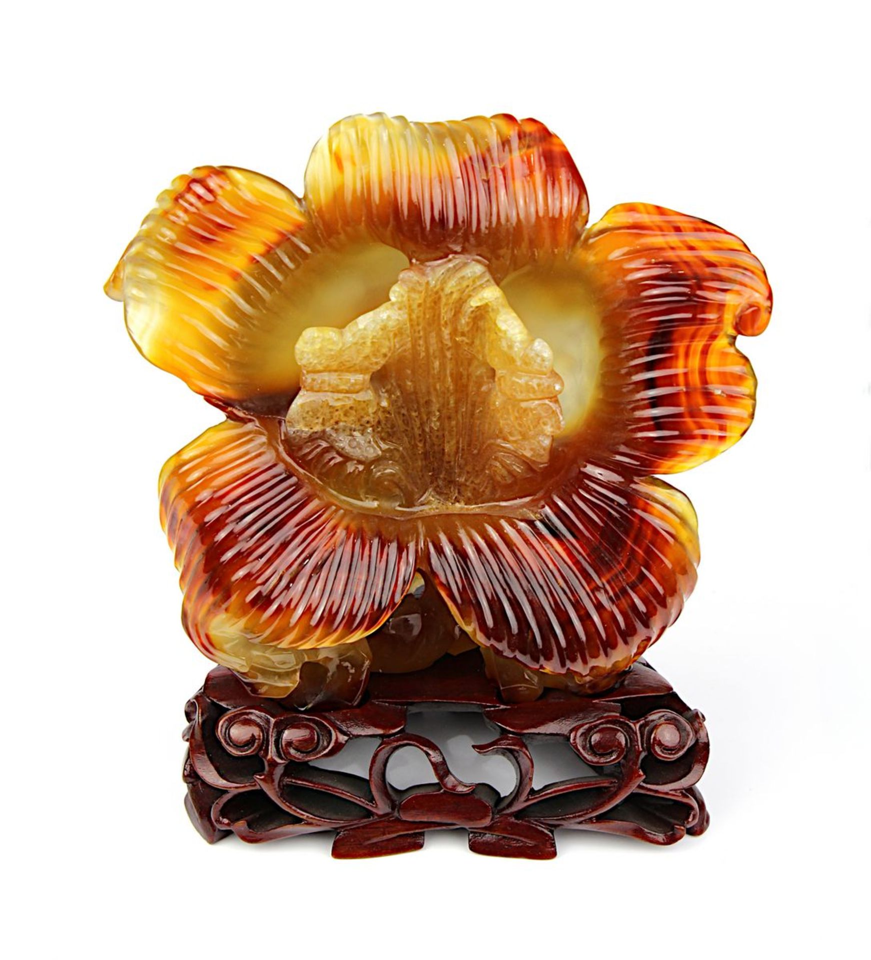 Chinesische Jadeschnitzerei Große Blüte, Mitte 20. Jh., in Form einer sich nach vorne öffnenden