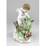 Meissen Porzellanfigur Amor, nach 1933, Amor entdeckt 2 Liebesherzen im Strauch, Porzellan weißer