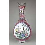 Große chinesische Emailvase, um 1900, Kupferkorpus mit schlankem Hals, Bodenreif und Mündungsrand