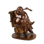 Chinesischer Bronze-Hotei mit Wanderstab und Bündel, um 1920, H 20 cm, B 16 cm, T 20 cm. 1654-009