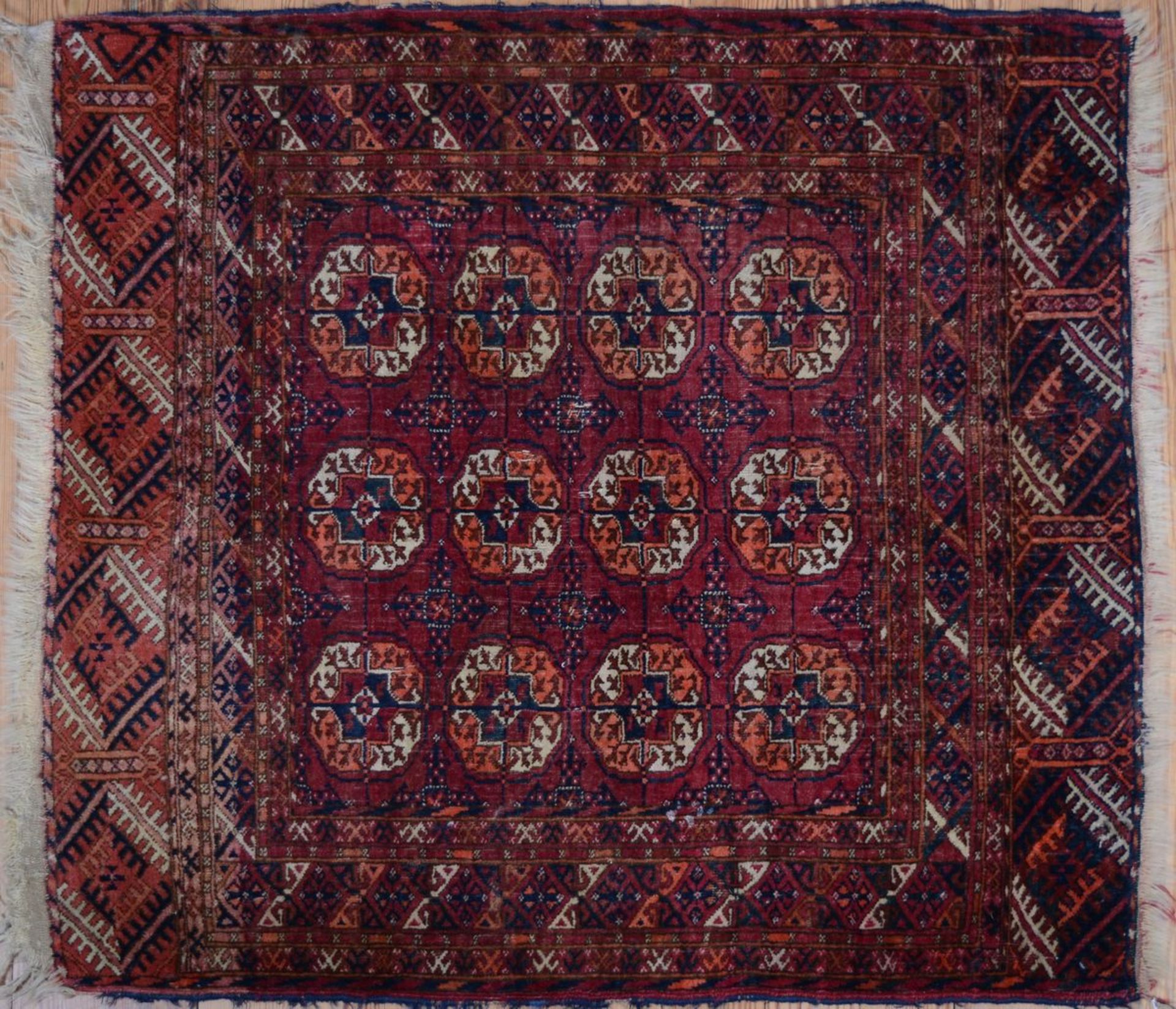 Kleine Buchara-Brücke, Turkmenistan, Mitte 20.Jh., Mittelfeld mit 3 Reihen a 4 Göls, 106 x 91 cm,