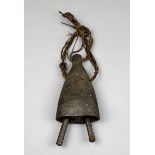 Glocke aus Holz, wohl für Kamele, Afrika, schmale Form, mit 4 Löchern, durch die Schnüre zur
