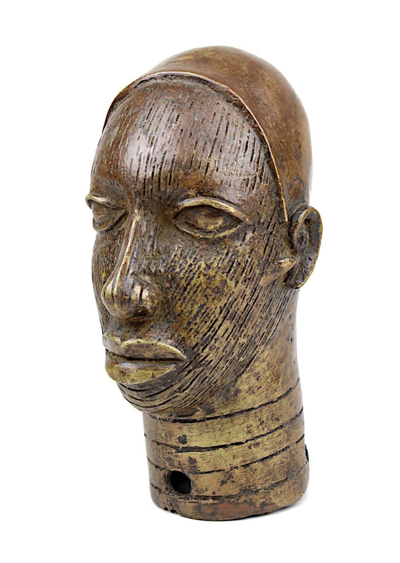Kopf aus Bronze, Ife, Nigeria, schmales Gesicht mit parallelen vertikalen Linien dekoriert, glatte