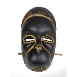 Maske Idiok Ekpo der Ibibio, Nigeria, groteskes Gesicht mit überdimensionalem geschwollenem