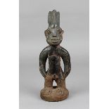 Ibeji Zwillingsfigur, Yoruba, Nigeria, stehende männliche Figur mit leicht nach außen gewinkelten