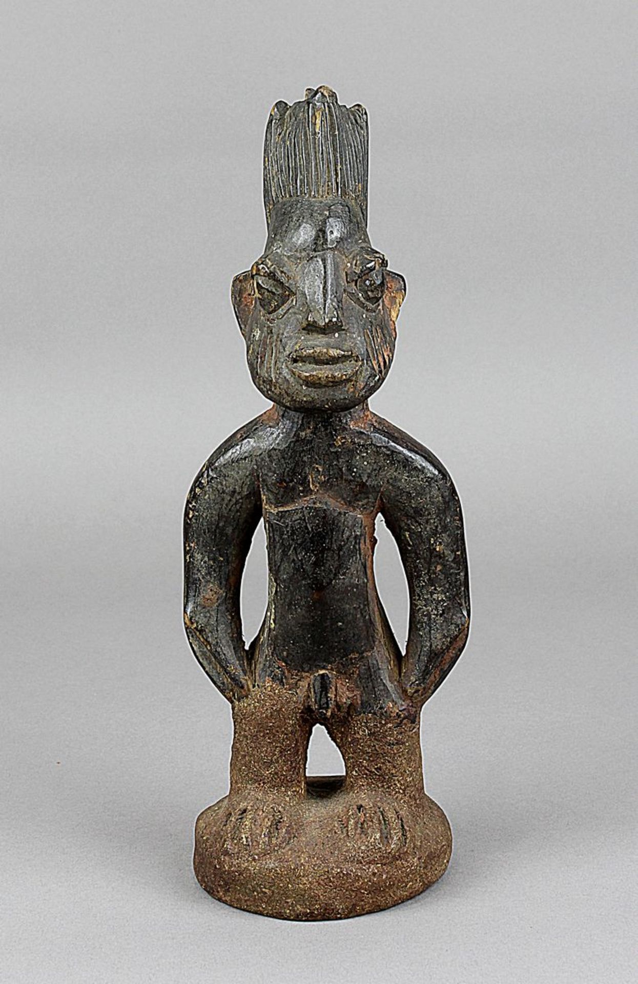 Ibeji Zwillingsfigur, Yoruba, Nigeria, stehende männliche Figur mit leicht nach außen gewinkelten