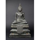 Auf hohem Thron sitzender Buddha, Siam 19. Jh. Schwerer Bronzeguß mit dunkler Patina, Höhe 45 cm.