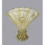 Barovier & Toso Vase, Murano um 1960, fächerförmige Klarglasvase mit breit gedrückter Wandung und