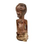 Kleine Halbfigur der Luba, D. R. Kongo, Holz geschnitzt, mit Resten rötlichen Pigments und schöner