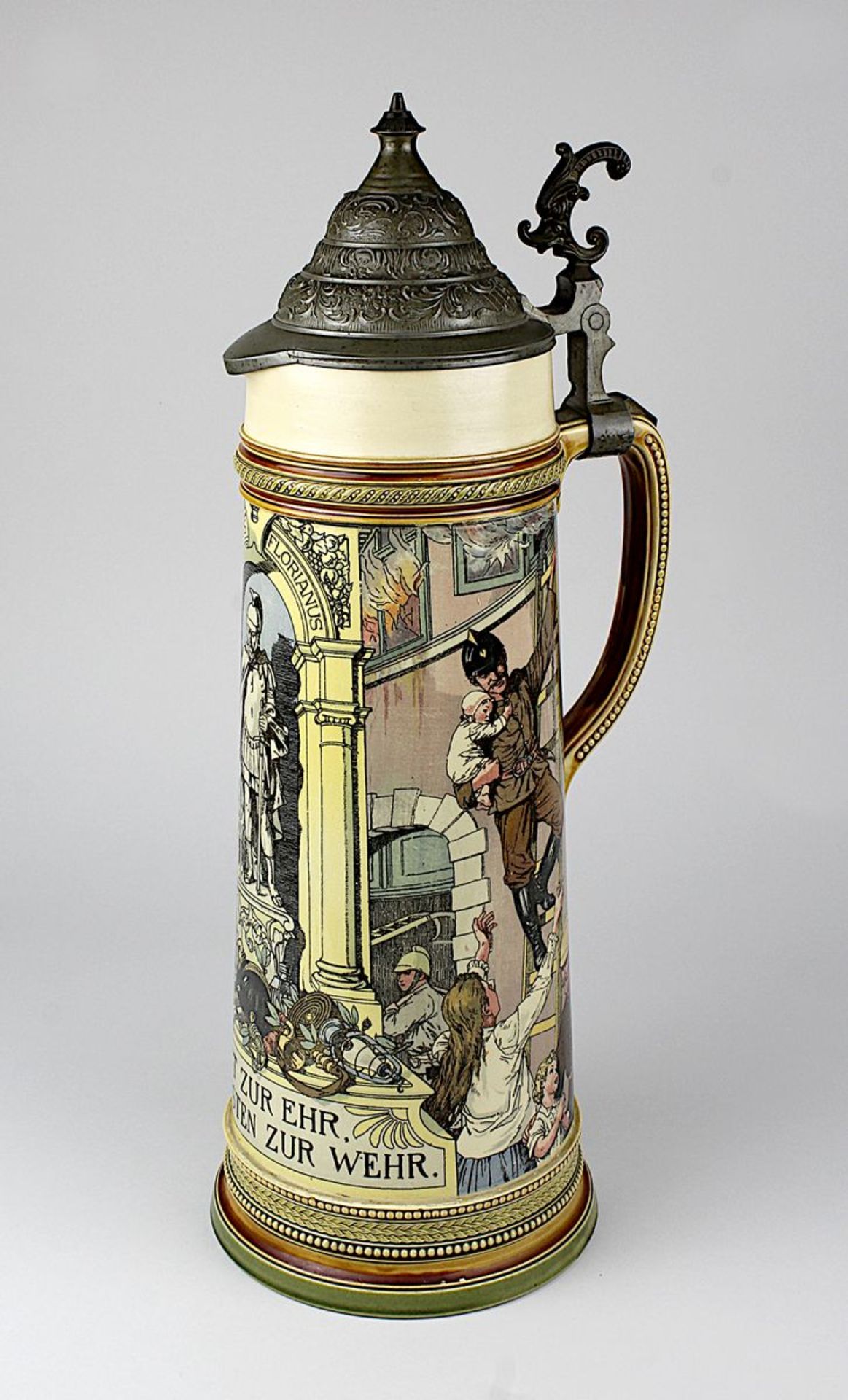 Gr. V&B Mettlach-Feuerwehr-Krug, 1899, Keramik, mit reliefierten Rändern und Griff, Wandung mit