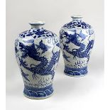 Paar chinesische blauweiße Porzellanvasen, 19. Jh., Meiping-Form, mit Kangxi-Marke, Porzellan weißer