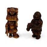 Zwei Netsuke, groteske Figuren, Holz, Japan 1. Hälfte 20. Jh., eine männliche Figur mit Steckenpferd