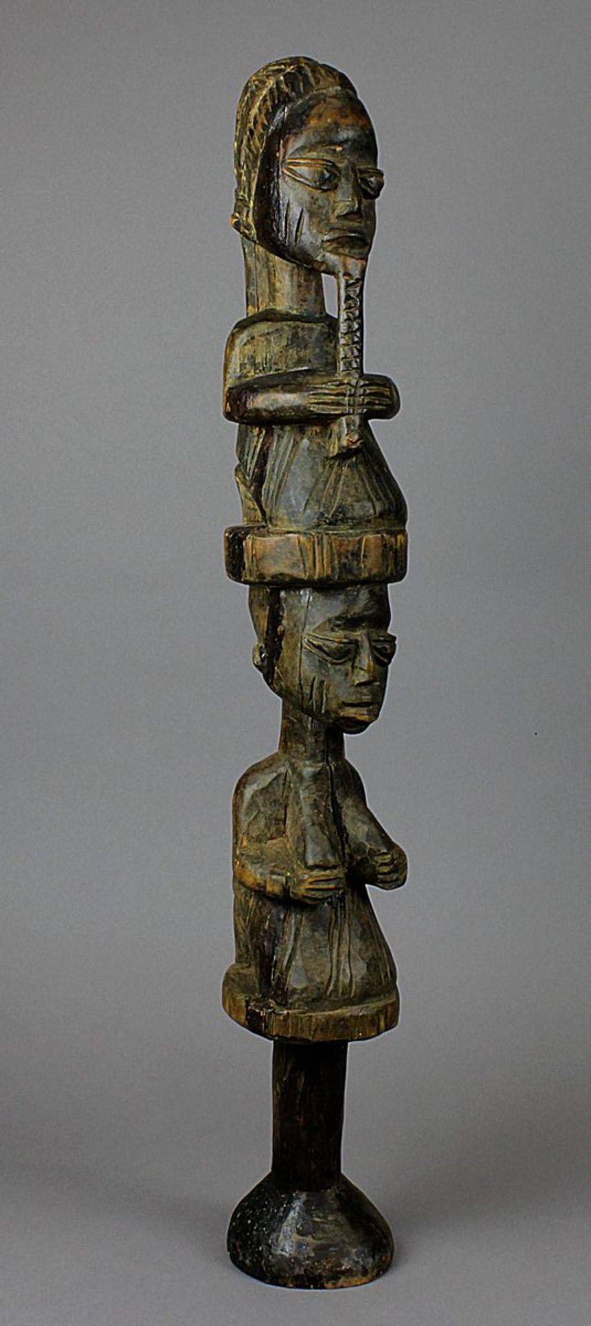 Zeremonialstab, Zepter der Yoruba, Nigeria, Holz geschnitzt mit Darstellung zweier Betender, auf
