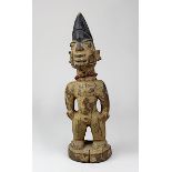 Ibeji Zwillingsfigur, Yoruba, Nigeria, stehende Holzfigur mit hoher haubenartiger Frisur, Gesicht