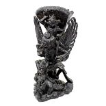 Balinesische Holzfigur, Vishnu auf Garuda reitend, der auf einer Schildkröte steht, um deren Hals