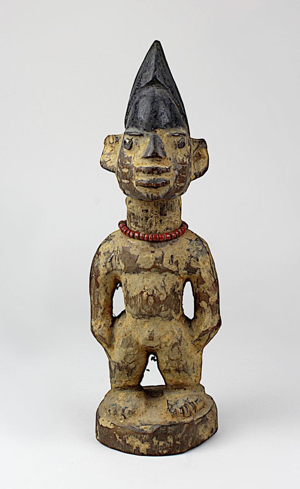 Ibeji Zwillingsfigur, Yoruba, Nigeria, stehende Holzfigur mit hoher haubenartiger Frisur, Gesicht