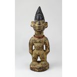 Ibeji Zwillingsfigur, Yoruba, Nigeria, stehende Holzfigur mit hoher haubenartiger Frisur, Gesicht