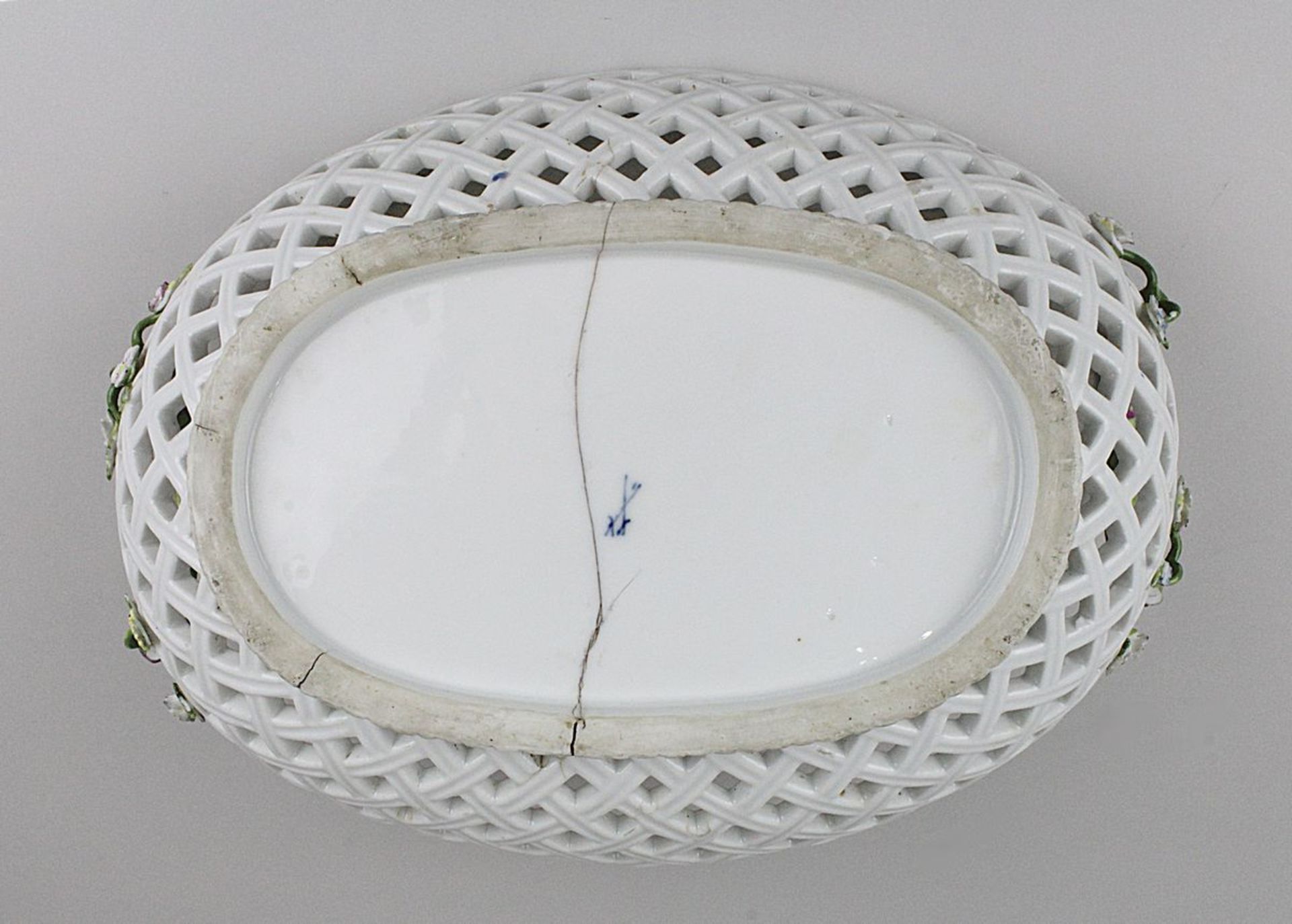 Korbschale, Meissenkopie, 19. Jh. Porzellan, weißer Scherben, durchbrochen gearbeitete Wandung mit - Bild 3 aus 3