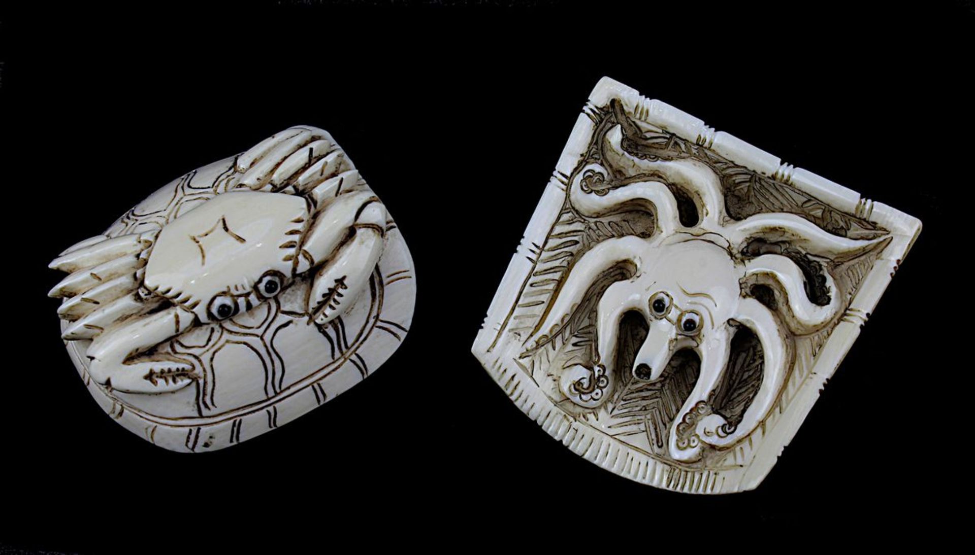 2 japanische Netsukes aus Elfenbein, Oktopus und Krabbe auf Schildkröte, handgeschnitzte Figuren,
