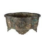 Japanischer Bronze-Cachepot, um 1900, vierpassige Form, Wandung mit plastisch reliefiertem Dekor von