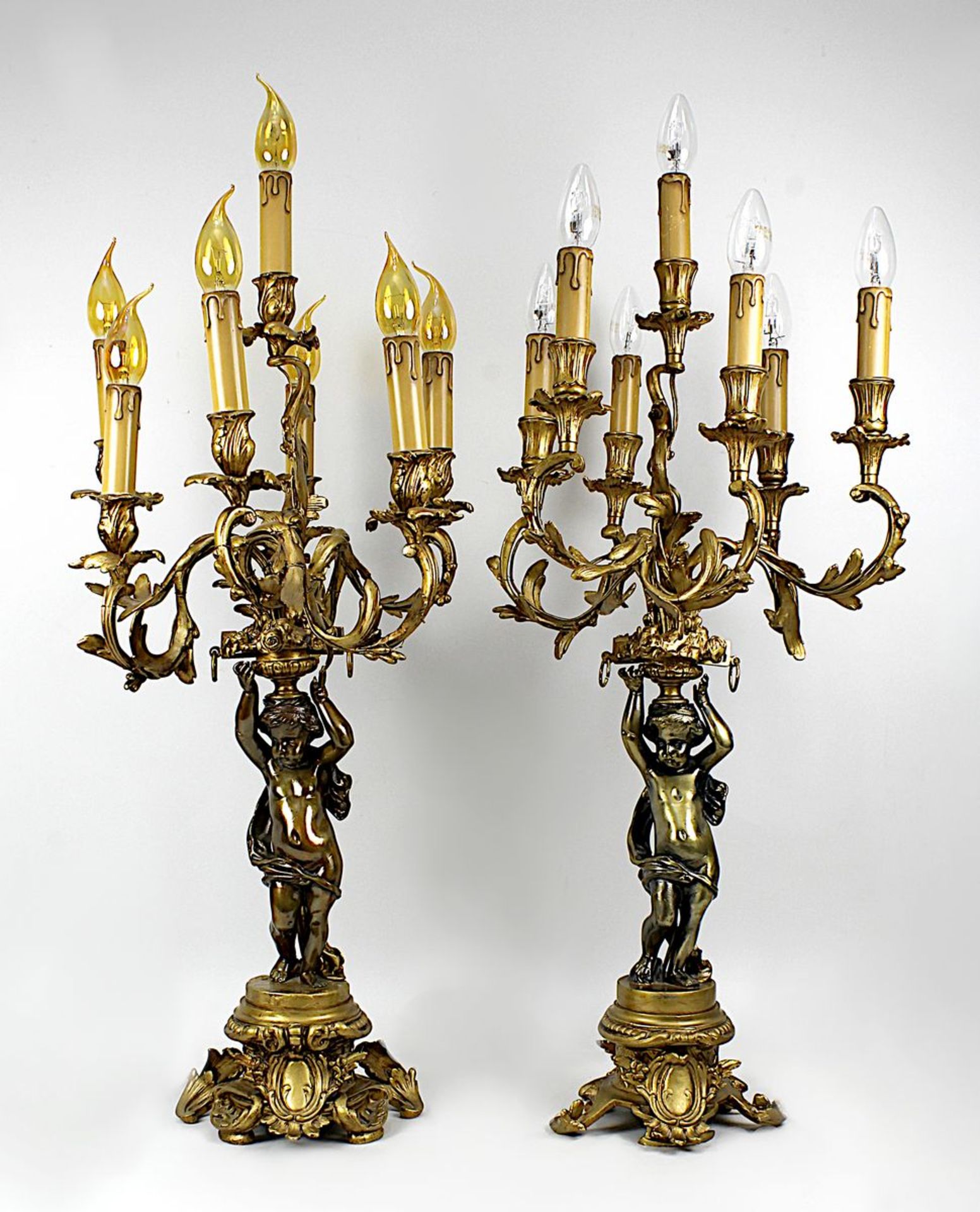Zwei Prunkleuchter mit Putten, 2.H.20.Jh., opulent verzierte Bronzeleuchter im Barockstil,